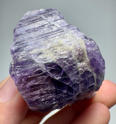 Cristal scapolite violet de - de,