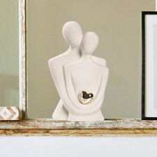 Statue de couple enlacé pour