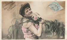 CP FEMME SOURIANTE CHIGNON