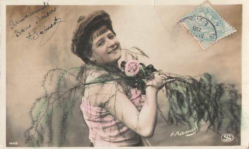 Femme souriante chignon - cp,