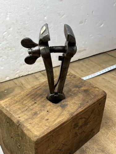 Old tool outil ancien - tool, étau