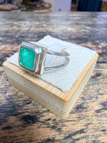 Bague émeraude carré sertis