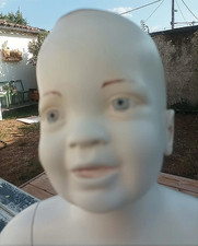 Mannequin bébé assis –