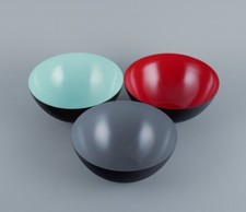 Trois bols Krenit en métal. Gris, rouge, vert menthe. Design par Hermann Kren...