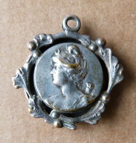 Pendentif reliquaire