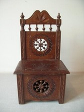 Ancienne chaise de poupée coffret en bois sculpté style breton de 26 cm