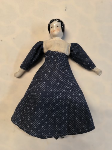 Petite poupée porcelaine