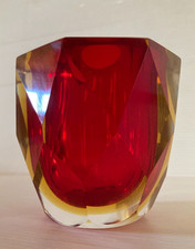 Vase rouge à facettes