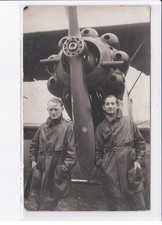 AVIATION: personnages devant