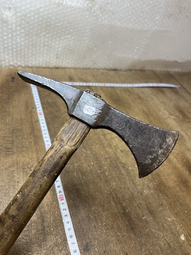 Hache outil ancien - outil,