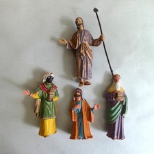 lot 4 figurines crèche