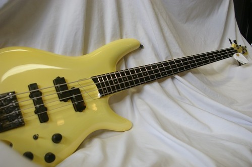Guitare basse électrique