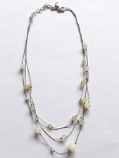 Joli collier 3 rangées de perles vertes signé  MONET