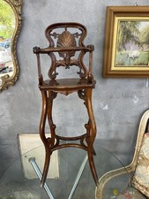 Ancienne Exceptionnelle chaise haute de bébé en bois pour poupée. Haut 65 cm.