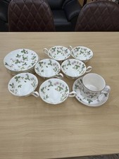 Tasses et soucoupes à café