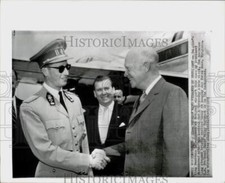 1959 Press Photo King Baudouin greeted by President Eisenhower at airport in D.C
