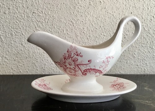 Belle saucière sur plat aux