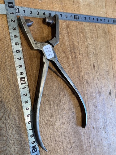 Old tool outil - tool, pince