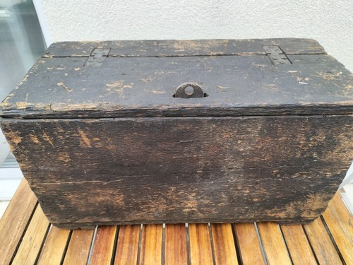 Vieux coffre outils dans - a,