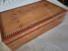 LARGE (19 X 11 X 6) ELEGANT LACQUERED CIGAR HUMIDOR COMPLETE WITH COMPONENTS