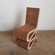 Chaise d'appoint miniature à volants Vitra Design Museum modèle en carton Fra...