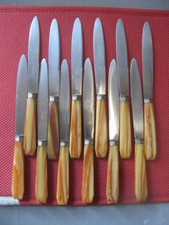 ++"522.2" 12 VINTAGE TABLE KNIVES PLASTIC HANDLE STAINLESS BLADE