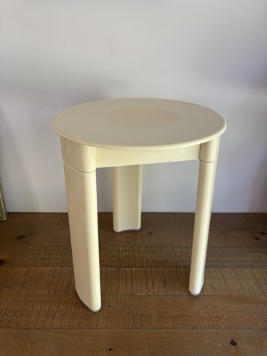 Tabouret plastique tripode - en,