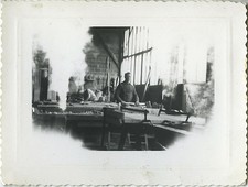 OLD PHOTO - VINTAGE SNAPSHOT - CRAFT WORK CARPENTRY WOOD CARPENTER