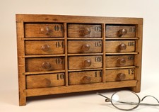 Petit meuble à tiroirs