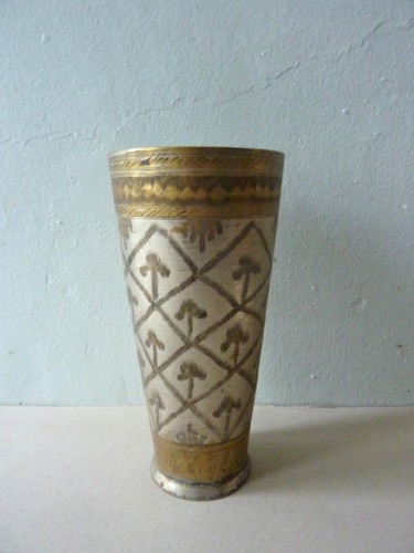 Vase forme cornet métal - en,