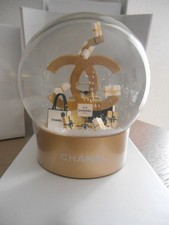 BOULE a neige neuve dans son