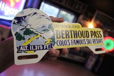 RARE 1950s BERTHOUD PASS COLORADO PAINTED METAL TOPPER SIGN SKI RESORT SNOW MTN