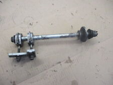 Axe de roue arrière pour