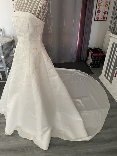 Robe mariee neuve - de,
