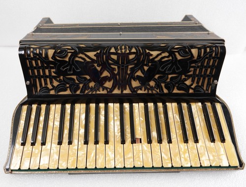 Musical accordian new york - accordian,
