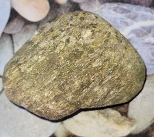 PIERRE MINERALE ,SCHISTE??, BRILLE DE TOUT SES PETITS POINTS BLANCS AU SOLEIL