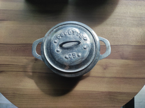 Petite cocotte fonte - petite, d'alu