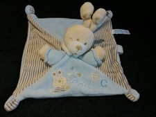 doudou lapin plat bleu ABC