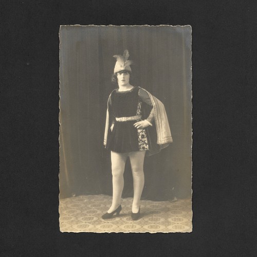 Femme pose costume carême - pose, mi-