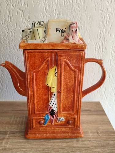 Théière armoire commode - , en