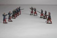 11 soldats de plomb anciens