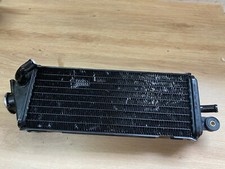 UN RADIATEUR NU SANS BOUCHON