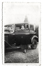 C238 Femme posant avec une