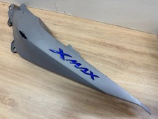 UN CACHE CARENAGE LATERAL