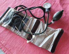 OLD MEDICAL BLOOD PRESSURE MONITOR AND ITS CASE WITH INSTRUCTIONS FOR USE - JAPAN -