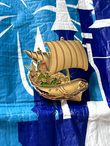 Disney pin trading - pin, golden