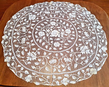 Tablecloth - early 20th century in Venice lace - diameter 120 cm