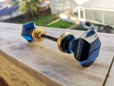 Ancienne PAIRE POIGNÉES Boutons de PORTE - VERRE / cristal BLEU - 46 / 55  mm