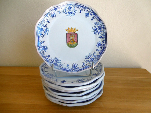 Huit assiettes plates faience - huit,