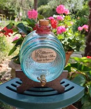 ANCIEN TONNELET VIN VERRE PRESSÉ BLEU SUR TRÉTEAU PLASTIQUE MODÈLE DÉPOSÉ ITALY 